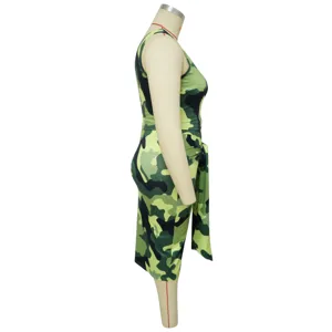 Grote maten vrouwen camouflage mouwloze jurk set casual outfit detailweergave zijprofiel