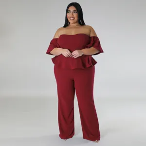 Combinaison bordeaux élégante à épaules dénudées, tissu extensible de grande qualité.