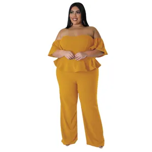 Gros plan sur les détails du combi-pantalon extensible aux épaules dénudées sexy.
