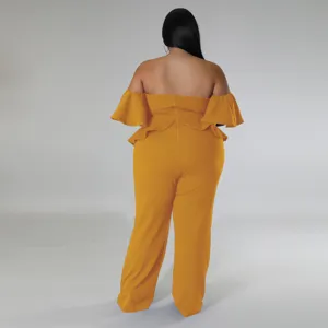 Vue arrière détaillée montrant le design élégant hors de l'épaule, manches courtes et jambes larges.