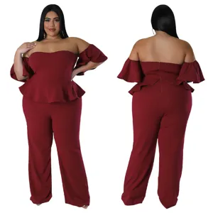 Combinaison pantalon large à volants et épaules dénudées grande taille bordeaux.