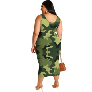 Plus-size camo jurk achterkant detail, mouwloos nauwsluitend ontwerp, casual stijl