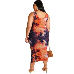 Plus size tye dye tweedelig kledingstuk, mouwloze top en bijpassende rok achterkant.