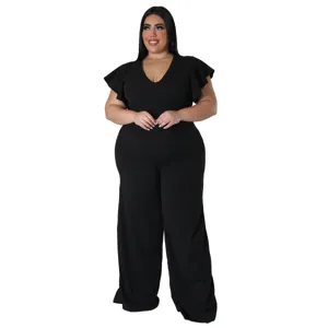 Schwarzer Oversize Jumpsuit mit V-Ausschnitt, Rüschenärmeln und weiten Beinen für Damen.