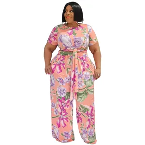 Dettaglio del completo taglie forti con stampa floreale, top corto e pantaloni ampi eleganti.