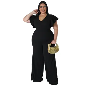 Details des schwarzen Plus-Size Overalls mit stylischen Rüschenärmeln und weitem Bein.