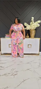 Completo floreale taglie forti con top annodato a maniche corte e pantaloni larghi da donna.