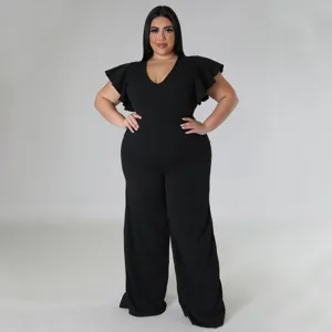 Schwarzer Jumpsuit in Übergröße mit stilvollen Flatterärmeln und weitem Beinschnitt.