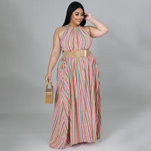 Robe longue maxi rayée colorée grande taille en détail, tenue d'été élégante avec ceinture.