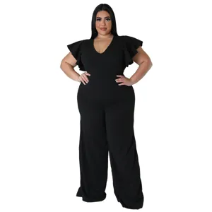 Schwarzer Damen Jumpsuit in Übergröße mit Rüschenärmeln und elegantem weitem Beinschnitt.