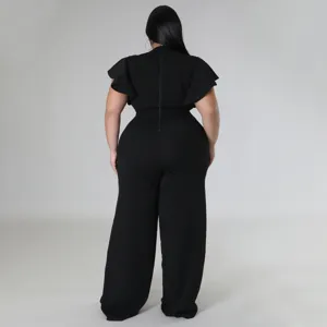 Detailansicht schwarzer Jumpsuit mit Rüschenärmeln und weitem Bein, elegante Übergrösse.