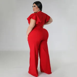 Eleganter roter Jumpsuit in Übergröße mit Rüschenärmeln und weiter Hose für Damen.