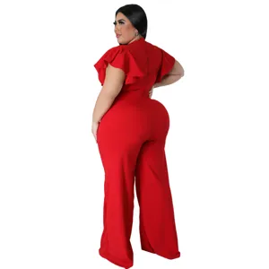 Roter Damen Jumpsuit in Uebergrösse mit Rüschen und weitem Bein für elegante Anlässe.