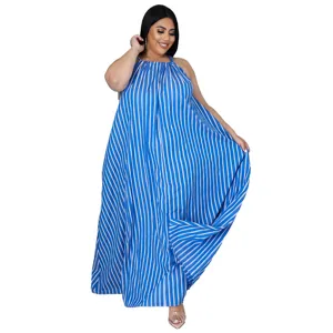 Vue détaillée de la robe longue ample rayée bleu et blanc avec col halter grande taille élégante.