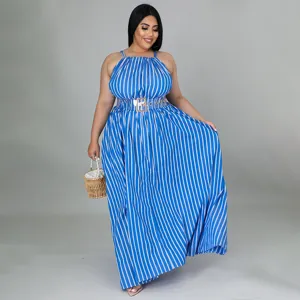 Détail de maxi robe longue grande taille rayée bleu et blanc chic pour femmes élégantes.