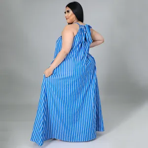 Robe maxi grande taille rayée bleu et blanc à col halter, vue de détail design ample et décontracté.