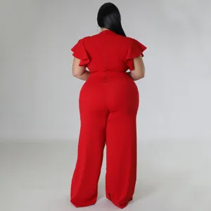 Plus Size roter Jumpsuit mit Rüschenärmeln und weiten Beinen, Detailansicht von hinten.