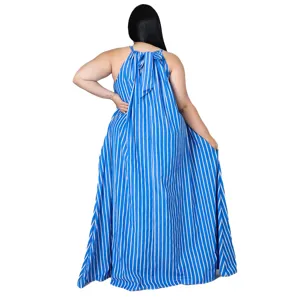 Vue détaillée du dos de la robe longue rayée bleu et blanc avec licou et coupe grande taille.