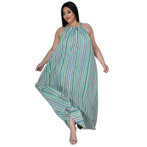 Détail de la robe longue ample à rayures colorées, grande taille sans manches.