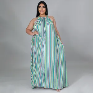 Détail de robe longue imprimée rayée grande taille, robe décontractée col halter vue.