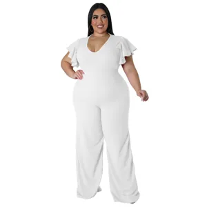 Weisser Damen Overalls in Übergrösse mit V-Ausschnitt, Rüschenärmeln und weitem Bein.