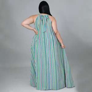 Grande taille robe longue rayée décontractée vue de dos montrant les superbes détails amples.