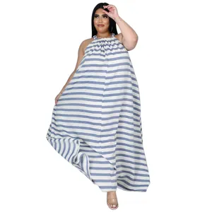 Vue détaillée de la robe longue et ample à rayures bleues et blanches pour grandes tailles.