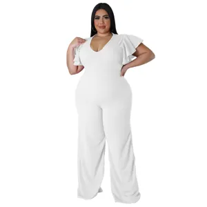 Weisser Jumpsuit in Uebergroesse mit V-Ausschnitt, Flatteraermeln und weiten Beinen.