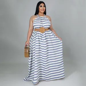 Détail de la robe longue rayée bleue et blanche avec ceinture, grande taille ample.