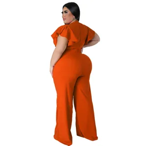 Rückseitiges Detail des Plus-Size Rüschenärmel-Weitbein-Overalls mit eleganter Passform.