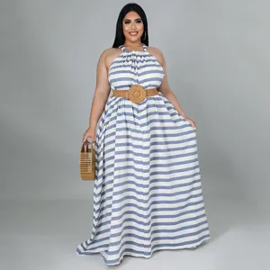 Robe longue halter rayée bleu et blanc grande taille avec ceinture tressée et sac en bois.