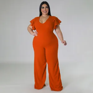 Oranger Jumpsuit in Übergröße mit Rüschenärmeln, V-Ausschnitt und weitem Beinschnitt ideal.