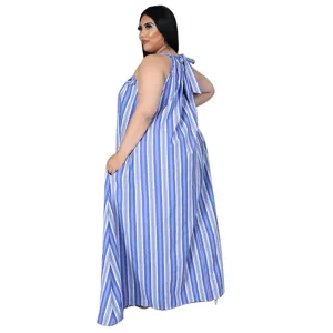 Robe longue maxi grande taille rayée bleu et blanc sans manches style décontracté pour femme.
