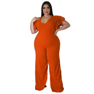 Modische Plus Size orange V-Ausschnitt Jumpsuit mit kurzen Rüschenärmeln und weitem Bein.