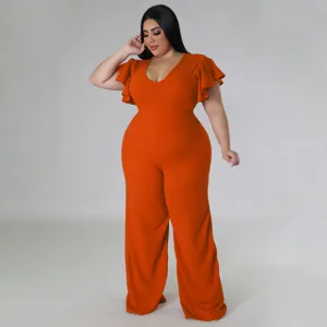 Eleganter orangefarbiger Plus-Size Jumpsuit mit V-Ausschnitt und weitem Beinschnitt.