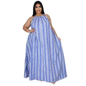 Vue détaillée de l'élégante robe longue maxi à rayures bleues et blanches fluide.