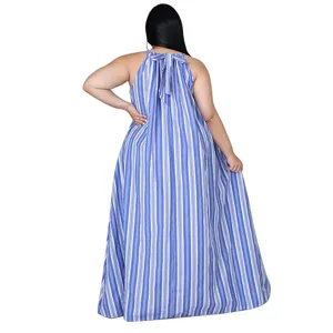 Vue détaillée de la conception du dos de la robe longue rayée bleue et blanche grande taille.