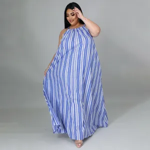 Vue de détail de la robe longue ample rayée bleue et blanche grande taille pour l'été.