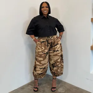 Vista detallada de pantalones harem de camuflaje de talla grande, estilo casual.