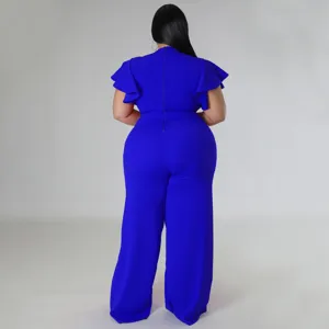 Rückansicht des blauen Plus-Size Overalls mit eleganten Flatterärmeln und weitem Beinschnitt.