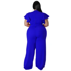Plus-Size Damen Jumpsuit in Royalblau mit eleganten Rüschenärmeln und weitem Hosenbein Design.