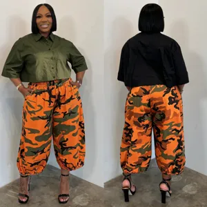 Conjunto de pantalón harem de camuflaje y camisa de manga corta para mujer talla grande.