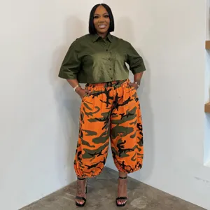 Vista detallada del elegante conjunto de talla grande con camisa verde y pantalon camo.