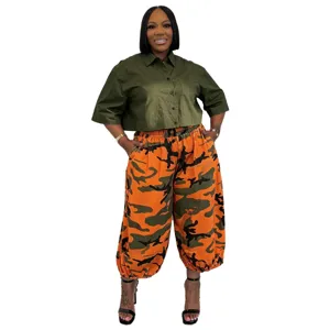 Conjunto de camisa verde oliva de manga corta y pantalón harem de camuflaje para mujer.