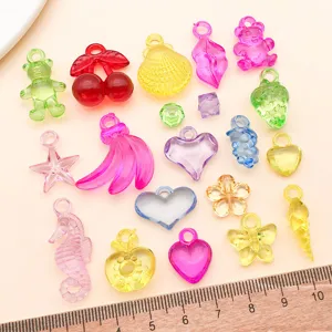 Pendentifs en acrylique transparent coloré, détails précis pour création de bijoux DIY.