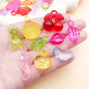 Ensemble de pendentifs DIY en acrylique transparent coloré, formes de fruits et cœurs.