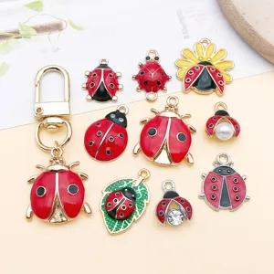 Gros plan de pendentifs coccinelle en émail, accessoires de bijoux DIY en métal pour colliers.