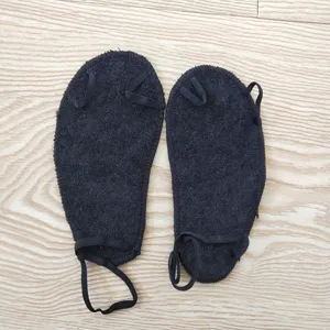 Detailansicht von schwarzen Stoff-Vorfuss-Polstern mit elastischen Riemen für Komfort.