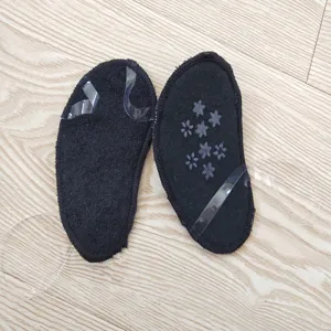 Schwarze Vorfusskissen fuer High Heels mit Antirutsch Silikonpunkten und transparenten Riemen.