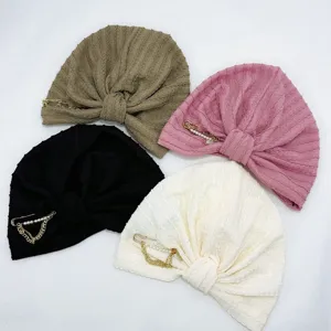Vrouwen twist tulband hoed met parelketting pin, stijlvolle geplooide hoofddoek voor dagelijks.